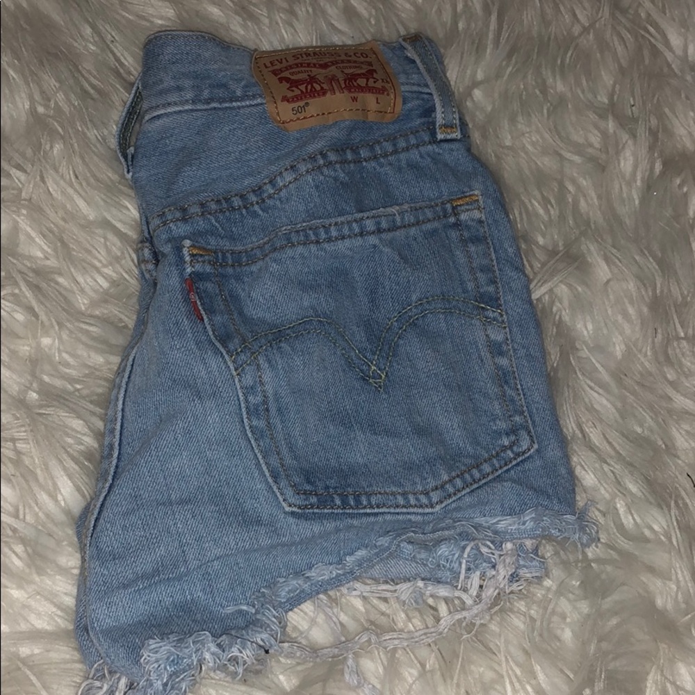 Light/ medium wash Levi shorts